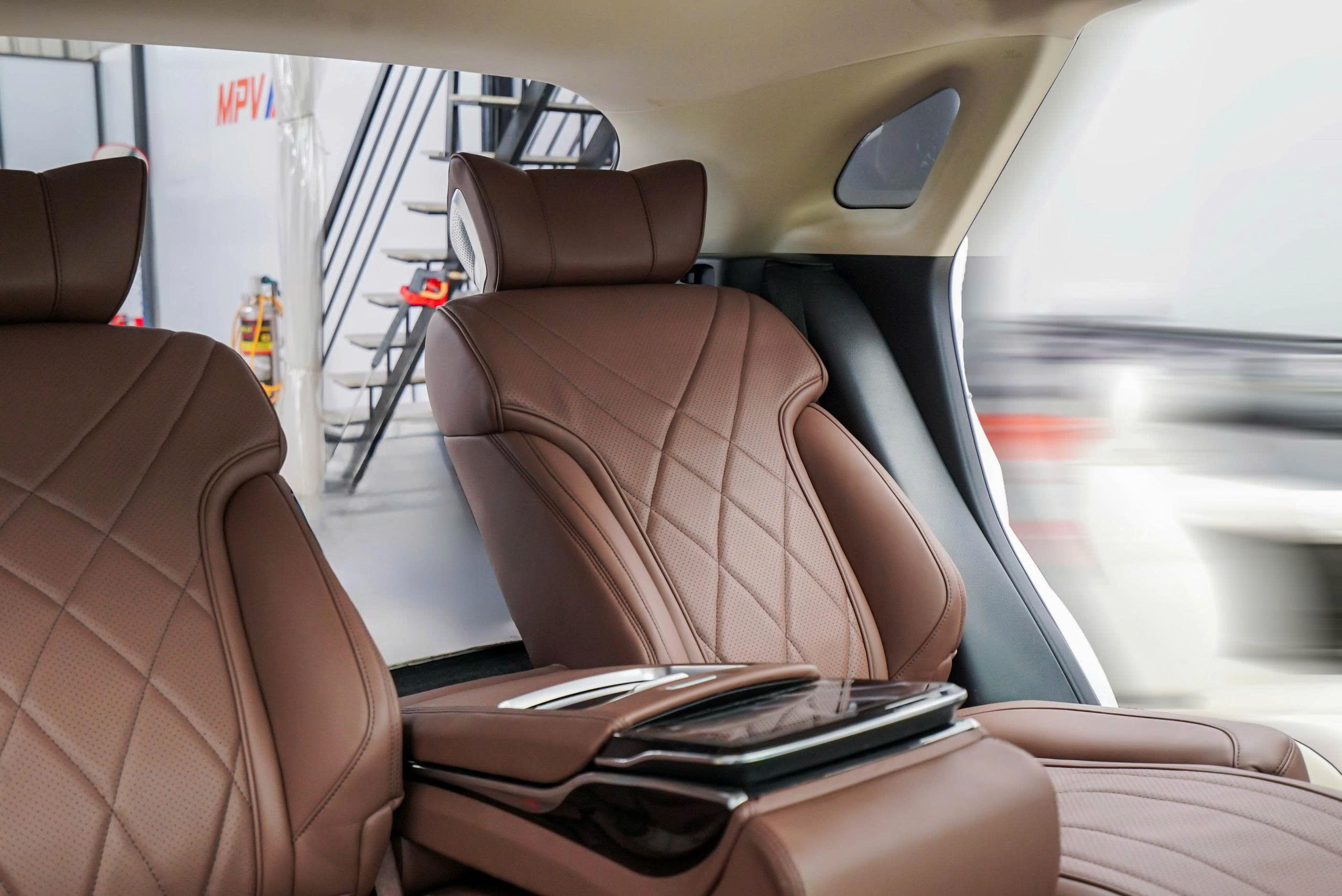 ĐỘ GHẾ LIMOUSINE LEXUS KIẾN TẠO KHÔNG GIAN THƯỢNG LƯU