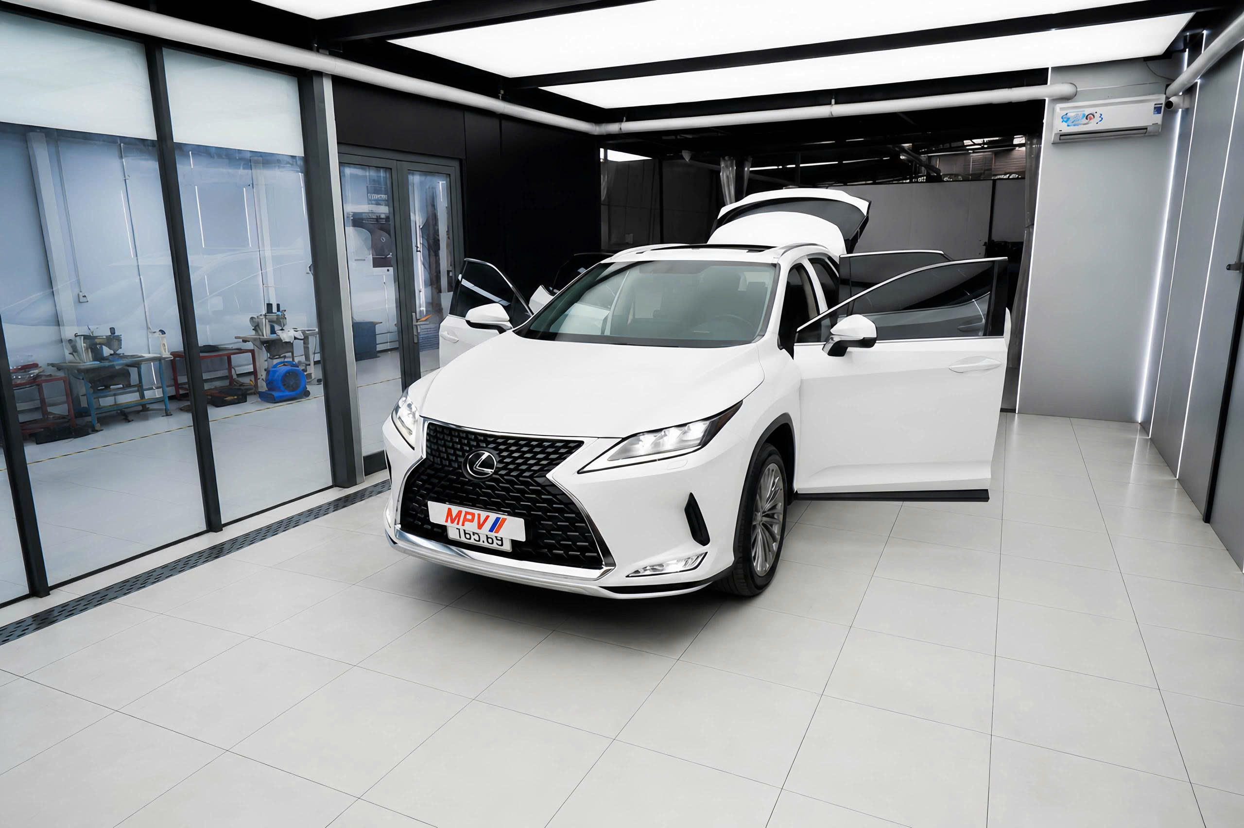 ĐỘ GHẾ LIMOUSINE LEXUS KIẾN TẠO KHÔNG GIAN THƯỢNG LƯU