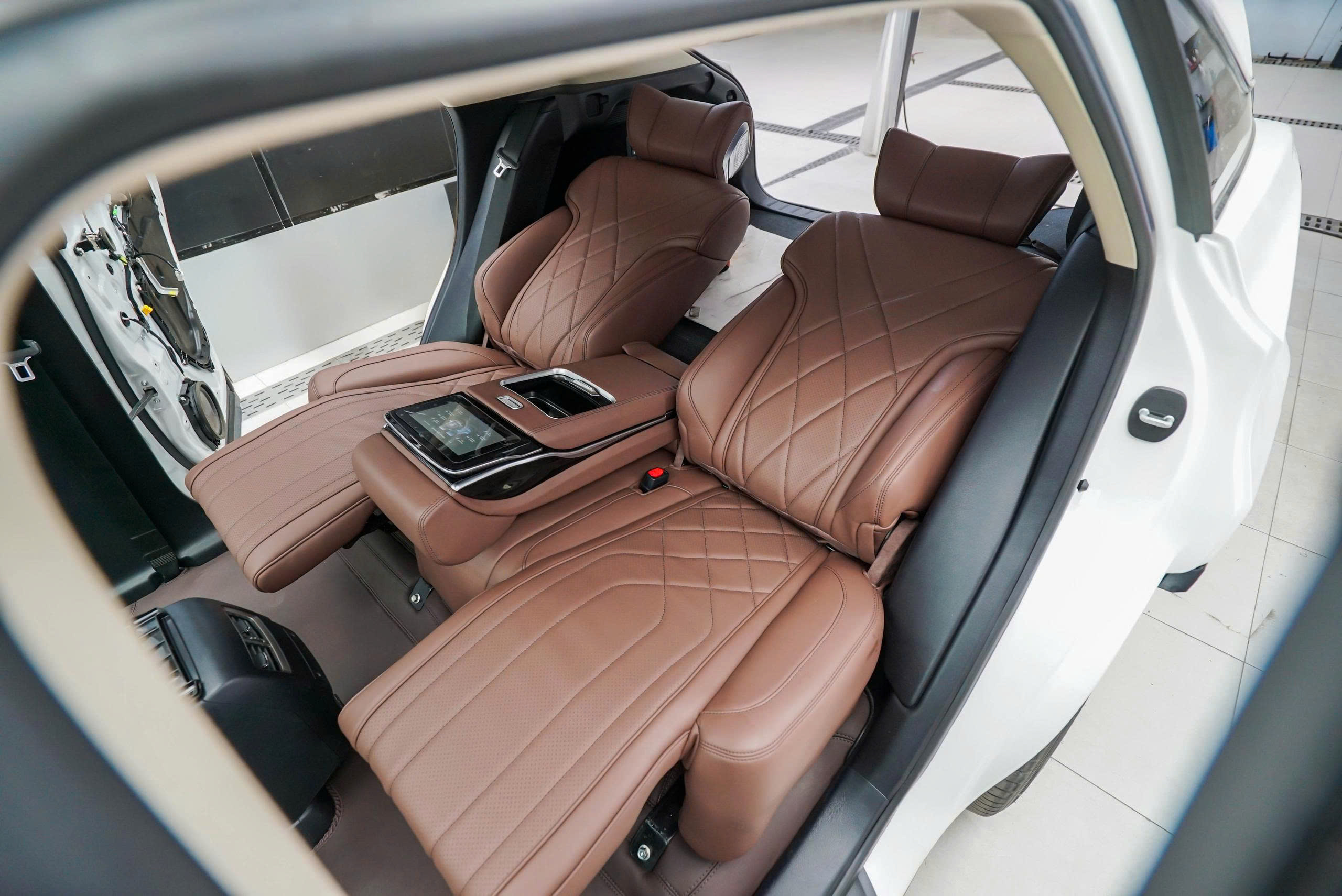 ĐỘ GHẾ LIMOUSINE LEXUS KIẾN TẠO KHÔNG GIAN THƯỢNG LƯU