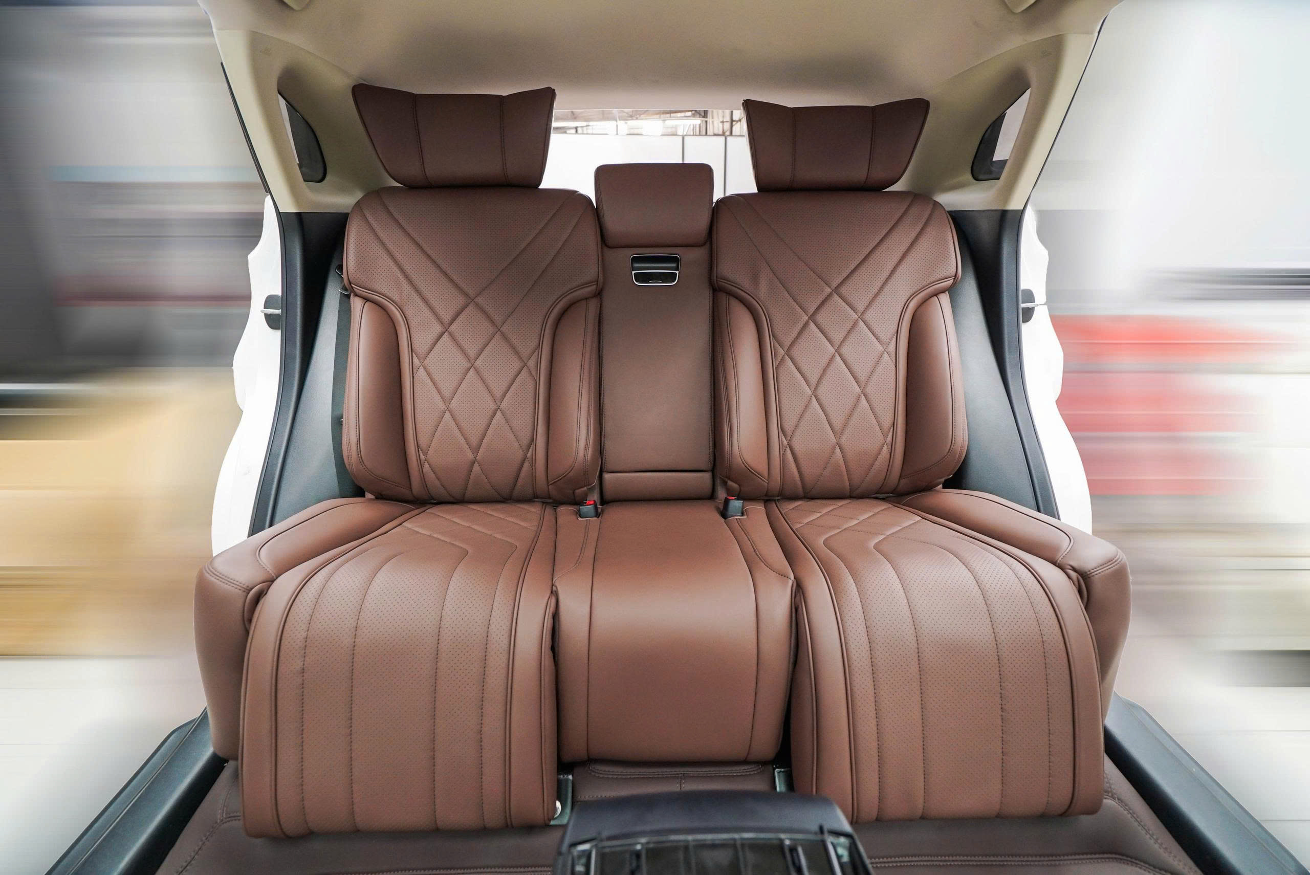 ĐỘ GHẾ LIMOUSINE LEXUS KIẾN TẠO KHÔNG GIAN THƯỢNG LƯU