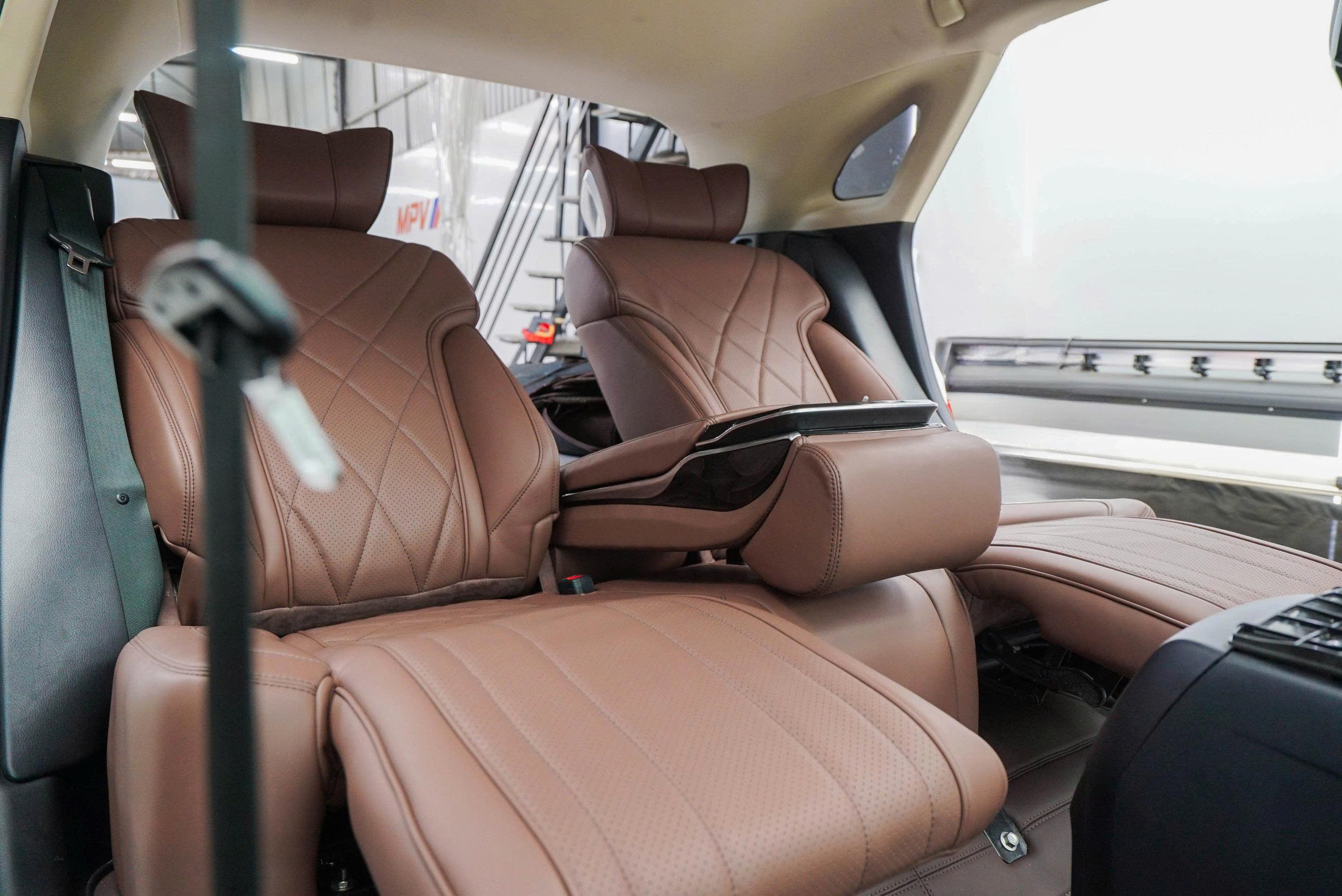ĐỘ GHẾ LIMOUSINE LEXUS KIẾN TẠO KHÔNG GIAN THƯỢNG LƯU