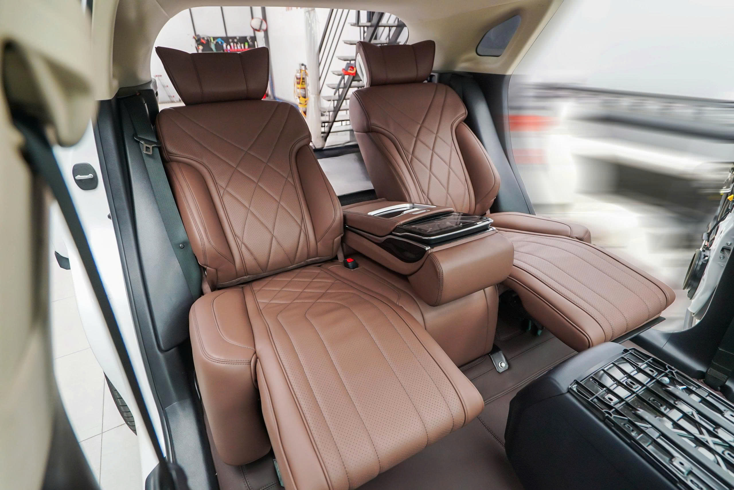 ĐỘ GHẾ LIMOUSINE LEXUS KIẾN TẠO KHÔNG GIAN THƯỢNG LƯU