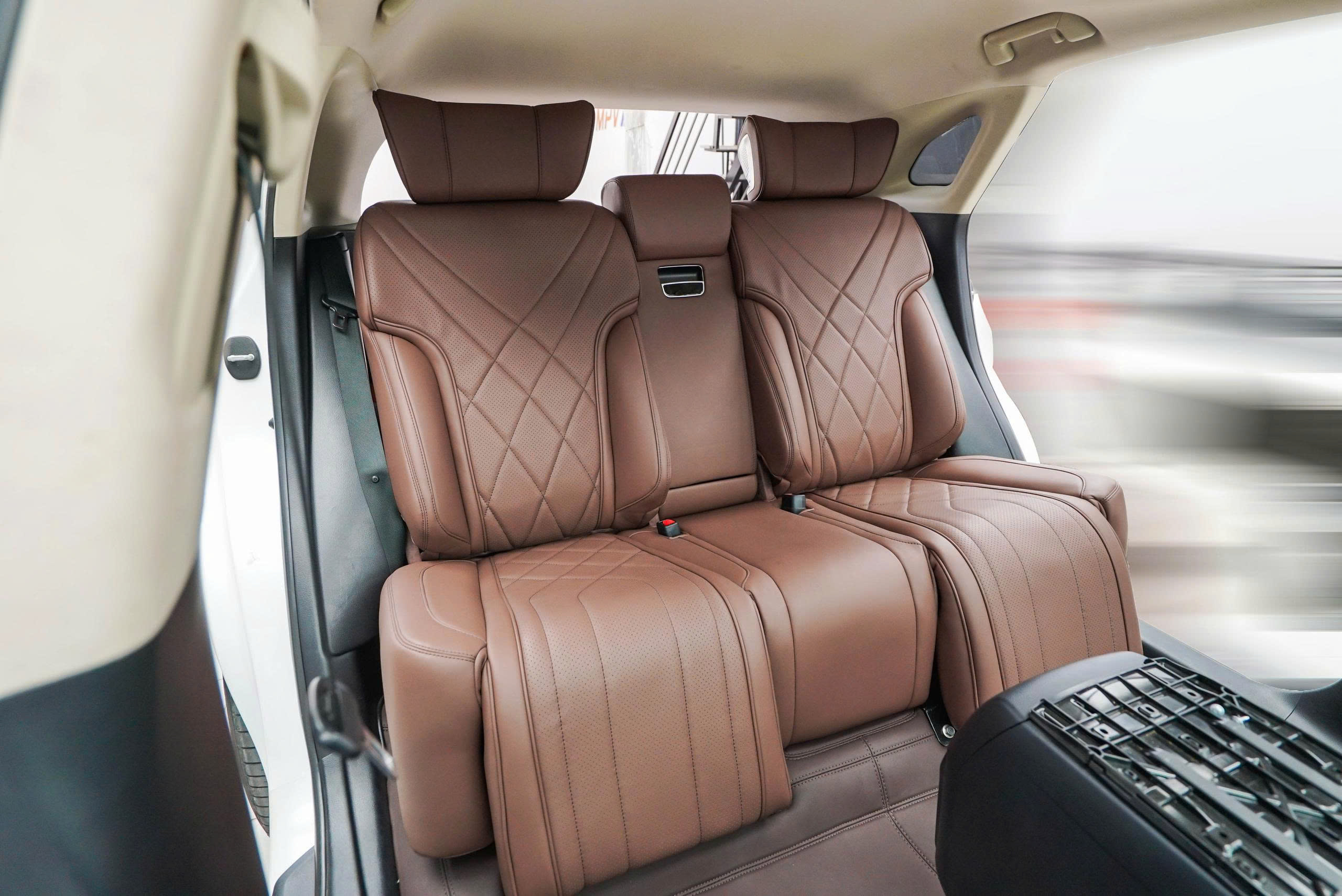 ĐỘ GHẾ LIMOUSINE LEXUS KIẾN TẠO KHÔNG GIAN THƯỢNG LƯU