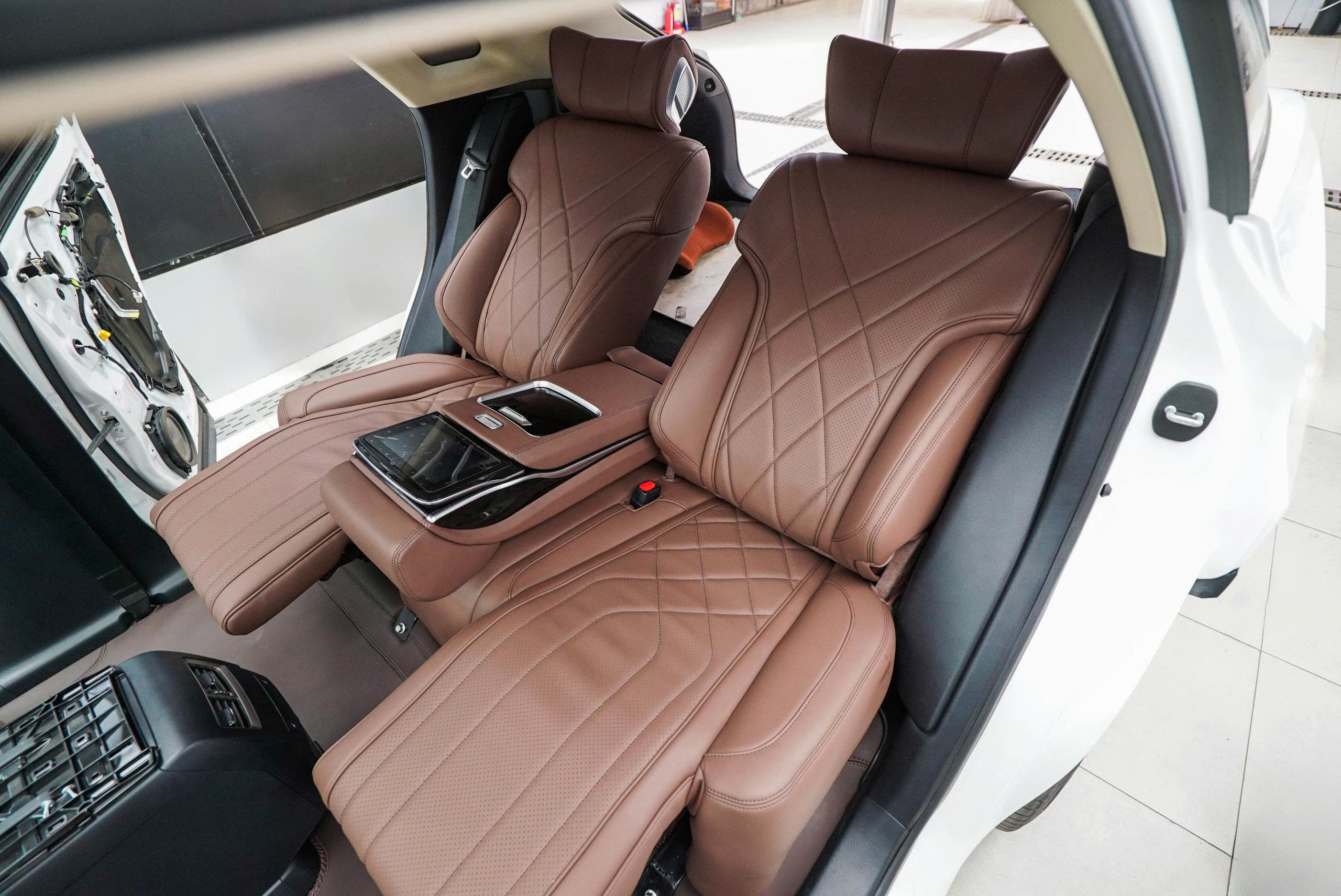 ĐỘ GHẾ LIMOUSINE LEXUS KIẾN TẠO KHÔNG GIAN THƯỢNG LƯU